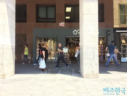 10분 전 흙길을 걷다가 인구 15만의 도시인 로그로뇨에 도착했을 땐, 꿈에서 깨 현실로 돌아온 것 같았다. 사진=박현광 기자
