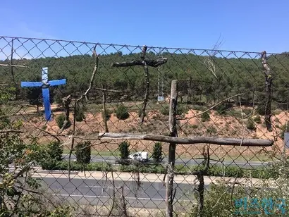 나바레테에 도착하기 전 200여m에 달하는 철조망에 달린 십자가들. 순례자들의 염원이 느껴진다. 사진=박현광 기자