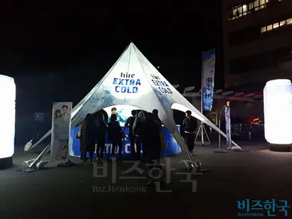 맥주 업체 홍보 부스. 맥주를 판매하거나 제공하지는 않았다. 사진=김명선 인턴기자