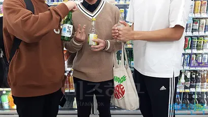 술을 팔지 못하게 되자 학생들은 인근 편의점이나 마트에서 술을 사 왔다. 사진=김명선 인턴기자