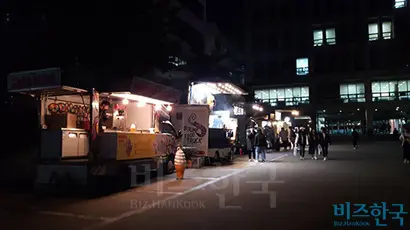푸드 트럭에서 음식을 사먹는 학생들의 모습. 사진=김명선 인턴기자