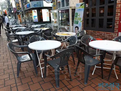 주변 가게와 협력해 야장을 운영하는 새로운 문화가 형성됐다. 사진=김명선 인턴기자