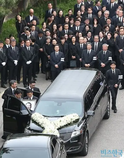 지난 5월 별세한 구몬부 전 LG그룹 회장의 영결식 현장. 재벌가에서 이례적으로 LG가는 구 전 회장을 화장해 수목장으로 안치했다. 사진=사진공동취재단