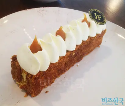 밀푀유. 세로로 서 있는 두툼한 푀이타주 사이에 크림이 들어갔다. 사진=이덕 제공