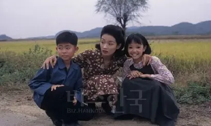 은실이와 엄마 길례, 동생 은철이. 사랑 찾아 서울로 떠난 길례 때문에 은실이는 친부 낙도의 집에서 자라고, 은철은 엄마의 연인이 싫어 겉돌게 된다. 사진=드라마 캡처
