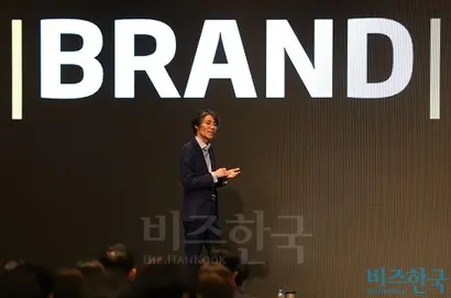 ‘브랜드비즈 컨퍼런스 2018’ 마지막 강연에서 차재국 어센더 대표가 ‘브랜드,브랜딩,브랜디드: 연결과 보완 그리고 시너지’를 주제로 이야기하고 있다. 사진=박은숙 기자