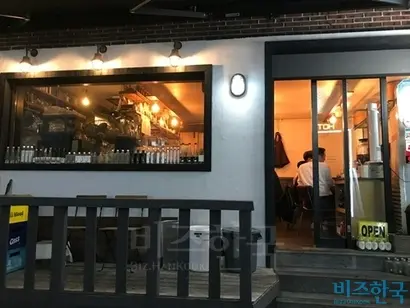 ‘리즈너블한 식당’에서는 닭볶음탕과 함께 다양한 주류를 즐길 수 있으니 밥이냐 술이냐를 고민할 필요가 없다. 사진=이송이 기자
