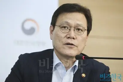 최종구 금융위원장은 최근 국정감사와 기자간담회 등에서 카드사 마케팅비를 줄여 수수료를 내리겠다는 뜻을 거듭 밝혔다. 사진=박정훈 기자