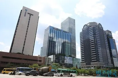 정부가 10년 만에 부동산신탁회사 신규 설립 인가 방침을 밝히면서 최근 금융권 물밑 경쟁이 치열하다. 여의도 증권가 전경. 사진=최준필 기자