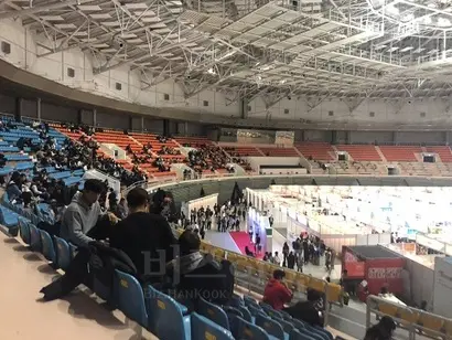 ‘볼 것 없다’며 2층에서 시간을 보내는 대학생 단체 참관객. 잡페어 부스보다 2층에 사람이 더 많다. 사진=박해나 기자