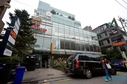최순실 씨가 M 빌딩을 200억 원에 내놨다가 팔리지 않자 160억 원, 150억 원, 145억 원 순으로 가격을 낮췄다.  사진=고성준 기자