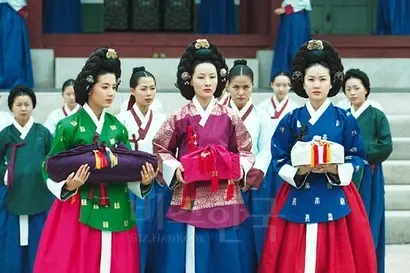 후궁 삼인방 창빈 안씨, 경빈 박씨, 희빈 홍씨. 다만 실제 역사에서 창빈 안씨는 생전에 숙용에 불과했으나 드라마적 재미를 위해 빈으로 올린 듯하다. 이 중 경빈 박씨를 연기한 도지원은 주인공 강수연, 전인화 뺨치는 인기를 구가했다. 사진=드라마 캡처
