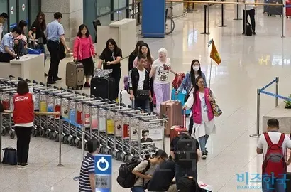 지난 9월 중국인 단체 관광객이 인천국제공항 제1여객터미널 입국장을 통해 들어오고 있다. 사진=최준필 기자