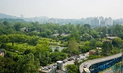 114년 동안 굳게 잠겼던 문이 열리게 되면서 부지 활용과 주변 개발을 두고 부동산 시장이 들썩일 수 있다는 우려의 목소리가 나온다. 사진=최준필 기자