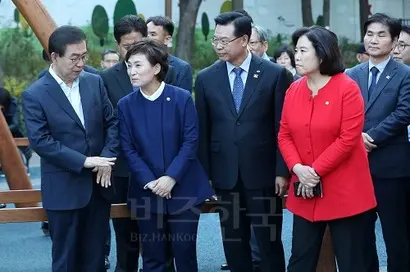 박원순 서울시장, 김현미 국토교통부 장관, 성장현 용산구청장, 박순자 국회 국토교통위원장(왼쪽부터 )이 지난 2일 용산 미군기지 공개 버스투어에 참석했다. 사진=연합뉴스