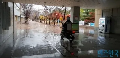 송도 지역은 기존 배달원들이 우버이츠 라이더로 등록하는 경우가 대부분이다. 거리, 날씨, 배달 위치에 따라 한 건당 많게는 1만 원까지 받는다고 한다. 우버이츠가 공격적으로 나선다는 사실을 알 수 있다. 사진=박현광 기자