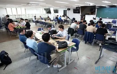 하반기 대기업 채용 면접이 11월 초중순에 몰려 이를 대비한 면접 과외와 학원 강의가 성황을 이루고 있다. 한 학원 풍경으로 기사의 특정 내용과 관련없다. 사진=박정훈 기자