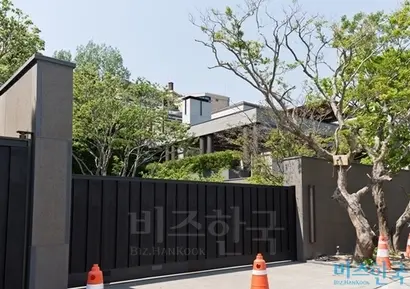 정용진 신세계 부회장이 최근 한남동으로 이사해 어머니 이명희 회장과 한 지붕 아래에서 살고 있다. 사진=최준필 기자