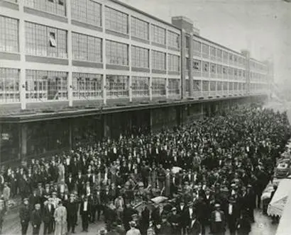 1914년 포드자동차에 취업하기 위해 몰려든 인파. 사진=‘From the collections of The Henry Ford’