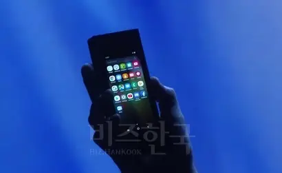 접으면 외부의 디스플레이를 통해 일반 스마트폰처럼 사용이 가능하다. 다만 두께는 훨씬 두꺼워진다. 사진=삼성개발자컨퍼런스 영상 캡처