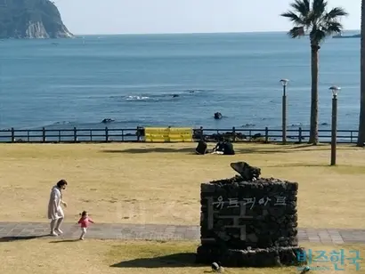 ‘작가의 산책길’ 부제가 ‘유토피아로’다. 긴장했던 마음도 순간 나른하게 녹아내린다. 길 잃은 어린애가 저 멀리 손 흔드는 엄마를 발견한 듯 익숙하지만 그리운 감정, 안심이다. 사진=이송이 기자