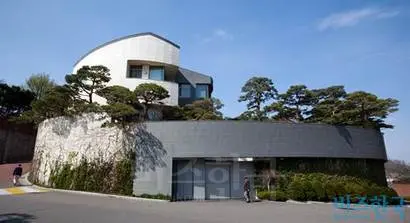 고 구본무 전 LG 회장이 타계한 지 6개월이 지났지만, 아직도 구 전 회장이 살았던 한남동 단독주택은 상속되지 않은 채로 남아 있다. 사진=비즈한국DB