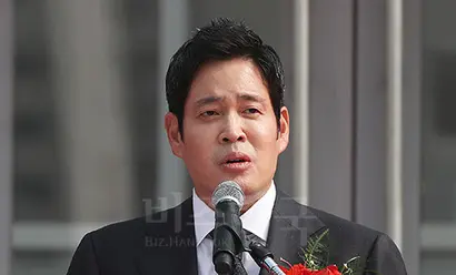 정용진 신세계 부회장(위)과 그의 모친 이명희 신세계 회장. 사진=연합뉴스·비즈한국 DB