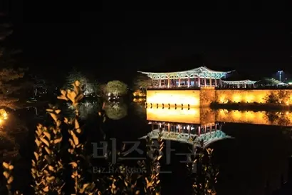 조명이 아름다운 동궁과 월지(안압지)는 나무가 빼곡하고 산책로가 잘 닦여 있다. 야경이 압권이다. 사진=이송이 기자