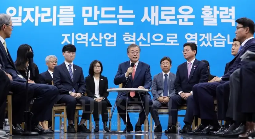 문재인 정부의 세 가지 경제정책이 서로 충돌을 일으키며 세 정책 모두 위기에 빠지는 ‘트릴레마’ 현상이 벌어지고 있다는 지적이 나온다. 지난 8일 포항에서 ‘지역산업 혁신을 통한 일자리 창출과 지역경제 활력’이라는 주제로 간담회를 하는 문재인 대통령. 사진=청와대 제공