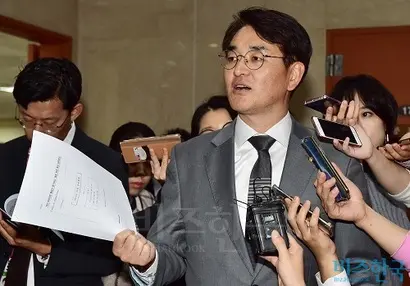박용진 더불어민주당 의원이 지난 11월 7일 국회에서 2015년 삼성물산과 제일모직의 합병 과정에서 삼성바이오로직스(삼성바이오)가 고의분식회계를 한 정황이 확인됐다며 삼성바이오로직스와 삼성 미래전략실이 주고받은 내부 문서를 공개했다. 사진=박은숙 기자