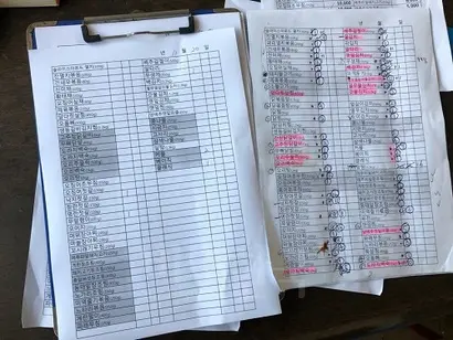 A대표가 보여준 일일 주문건수(왼쪽). 해지 통보 이전 물량(오른쪽 종이)에 비해 확연히 줄어든 이유는 우아한신선들에서 미리 예약된 주문만 처리하도록 했기 때문이다. 사진=박해나 기자