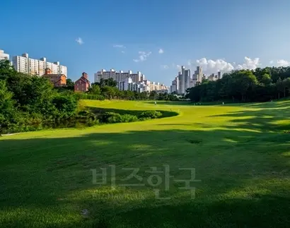 신세계가 강원도 속초에 운영하는 9홀 골프장인 영랑호컨트리클럽. 사진=영랑호컨트리클럽 홈페이지