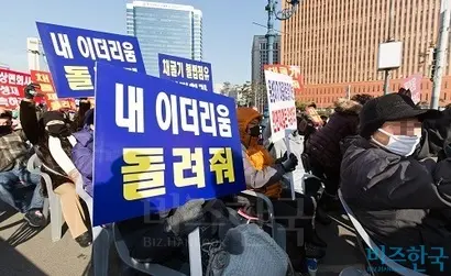 지난 1월 미국에 본사를 둔 ‘마이닝맥스’​가 암호화폐 채굴을 미끼로 투자자 1만 8000명을 다단계 형태로 모집, 2700억여 원을 가로챈 혐의를 받으면서 논란이 됐다. 투자금 모집 초기부터 의심의 눈초리가 적지 않았으나 1년여가 지난 뒤에야 사기 행각이 수면 위로 드러났다. 수사기관의 수사가 시작되자 투자자 300명이 서울역 광장에 나와 집회를 열기도 했다. 사진=최준필 기자