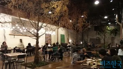 대림창고는 정감 있는 빨간 벽돌의 외관이나 옛 분위기 풍기는 옥상자리도 매력 있다. 커피는 물론 맥주와 피자, 파스타 등 식사까지 할 수 있는 전천후 갤러리카페다. 사진=이송이 기자