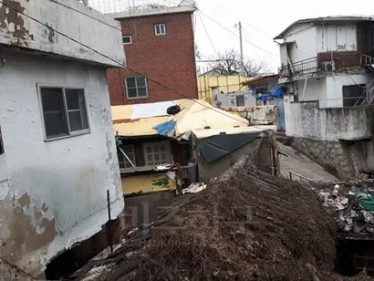 시청에서 불과 5분 거리에 있는 사직2구역 주택들은 ‘폐가’에 가까웠다. 사진=김명선 기자