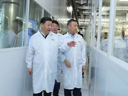 중국이 저가 반도체 수출에 나설 경우 삼성전자와 시장점유율 다툼을 위한 양산 경쟁이 불가피하다. 반도체 공장을 방문한 시진핑 중국 국가주석. 사진=연합뉴스