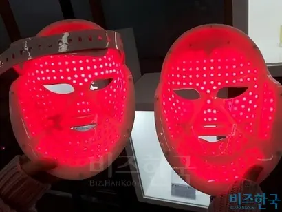 성능과 디자인이 비슷한 LED 마스크 가격이 해외에서는 우리나라에 비해 최대 10분의 1 수준이어서 그 배경에 관심이 모인다. 사진=김명선 기자