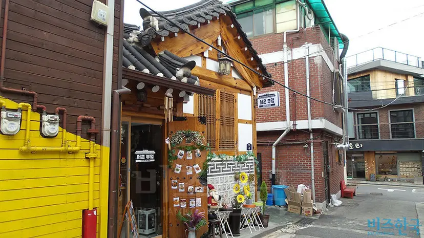 서촌에 으리으리한 건 거의 없다. 소품숍도 레스토랑도 카페도 술집도 빵집도 서점도 집들도 모두 작고 소박하고 정겹다. 사진=이송이 기자