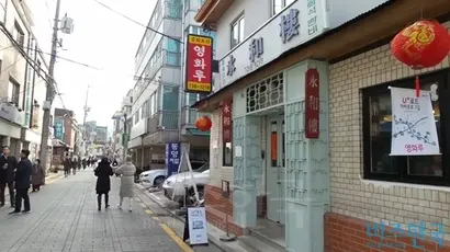 서촌은 그냥 핫한 거리가 아니라 사람들이 살고 있는 오래된 마을이다. 오래전부터 마을 안에 자연스럽게 하나 둘 생긴 가게들과 새롭게 생긴 예쁜 상점들이 어우러져 사람들이 찾아오고 싶은 아기자기한 풍경을 만들었다. 사진=이송이 기자