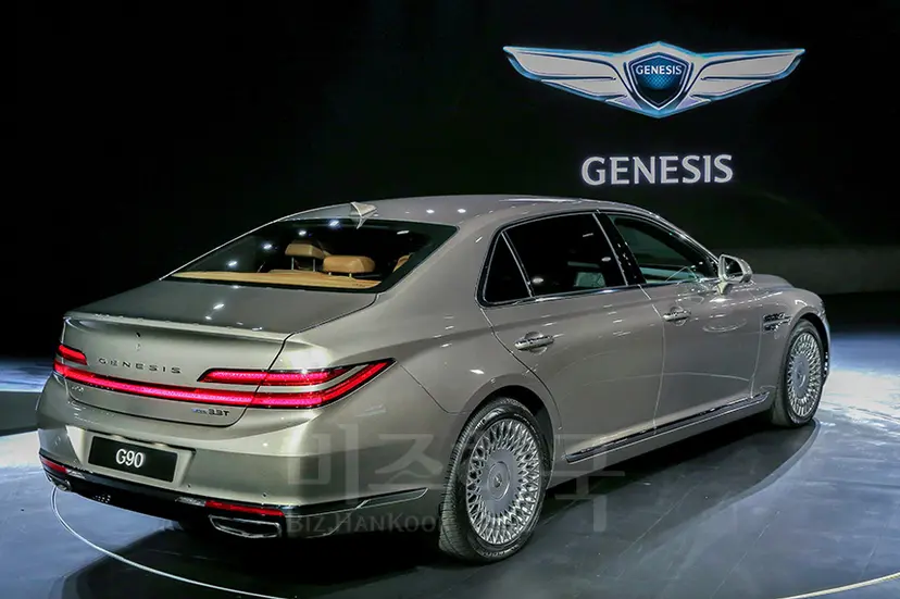 제네시스 G90의 후측면 모습. 사진=현대자동차