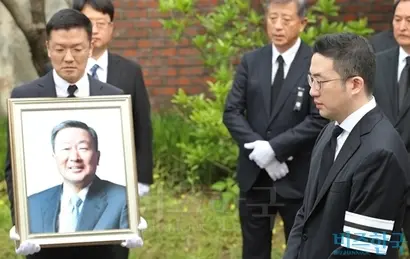 구본무 전 LG그룹 회장의 발인식이 엄수된 지난 5월 22일 오전 서울 종로구 서울대병원 장례식장에서 장남 구광모 회장이 고인의 마지막을 배웅하고 있다. 사진=사진공동취재단