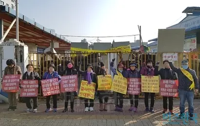 서울 성내동 역세권 청년주택 건설 부지 출입문 앞에 주민들이 일렬로 서서 집회를 이어갔다. 사진=차형조 기자