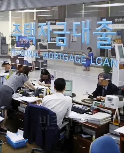 영세 자영업자 가구의 올 3분기 이자지출액이 1년 전에 비해 60.5%나 급증했다. 한 시중은행 주택자금대출 창구 모습으로 기사의 특정 내용과 관련없다. 사진=연합뉴스