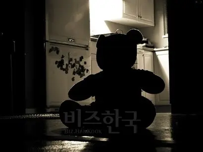 그 새벽, 전화기를 들어 아동학대 의심 정황을 경찰에 직접 신고했다. 찾아온 경찰에게 아이의 상태와 옮겨간 병원과 들었던 말을 그대로 일러 주었다. 그들은 내가 말한 것을 적어갔다. 이제 의무를 다했다고 생각했다.
