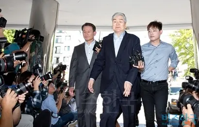 지난 9월 조양호 한진그룹 회장이 본인 소유의 서울 평창동 단독주택 경비 인력에게 회삿돈으로 임금을 지불했다는 의혹을 수사받기 위해 서울지방경찰청 지능범죄수사대에 출석했다. 사진=임준선 기자