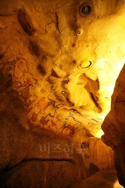 화석인류 옆으로 있는 동굴 안쪽 벽에는 소나 말, 사슴  등 세계 각지의 구석기인들이 그린 동굴벽화를 복제해 놓았다. 사진=구완회 제공