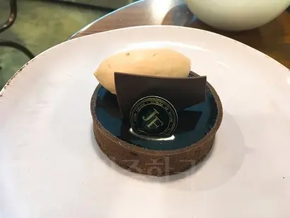 정답과 같은 쇼콜라 타르트. 사진=이덕 제공