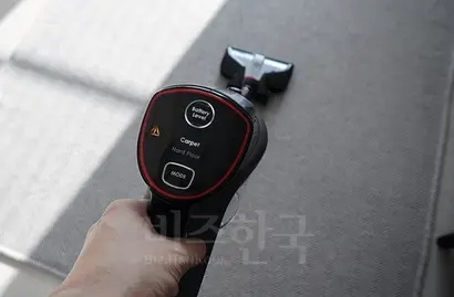 대시 보드가 감각적이면서 실용적이다. 카펫 모드와 하드 플로어 모드, 일반 모드의 3가지 모드를 선택할 수 있다. 사진=김정철 제공