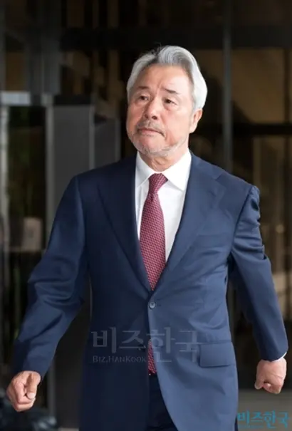 지난해 7월 서울중앙지방검찰청에 프랜차이즈 갑질 논란과 관련해 피의자 신분으로 소환된 정우현 MP그룹 회장. 사진=임준선 기자