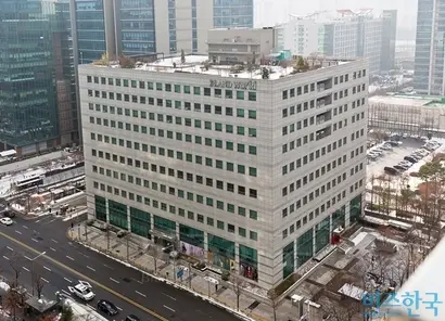서울 금천구 가산동에 위치한 이랜드그룹 사옥. 건물의 외형이 관공서를 연상케 한다. 사진=최준필 기자